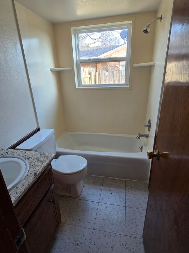 Building Photo - 700 Claremont Dr