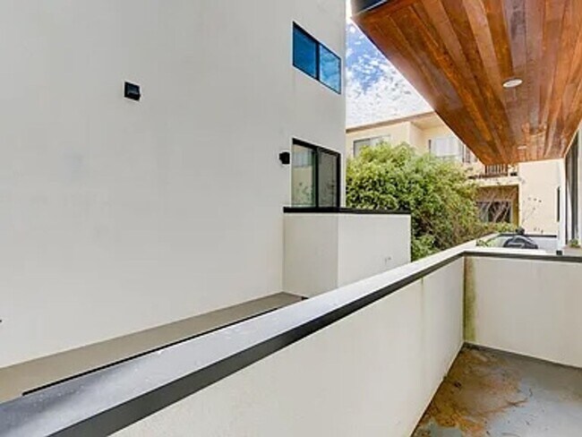 Building Photo - RARE Luxurious 3 Bedroom + Office in Hillcrest / Mission Hills