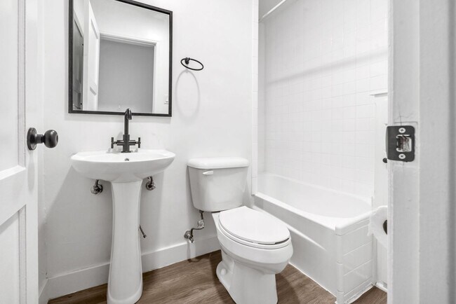 Building Photo - Newly Renovated Studio on 2nd Street- Long Beach