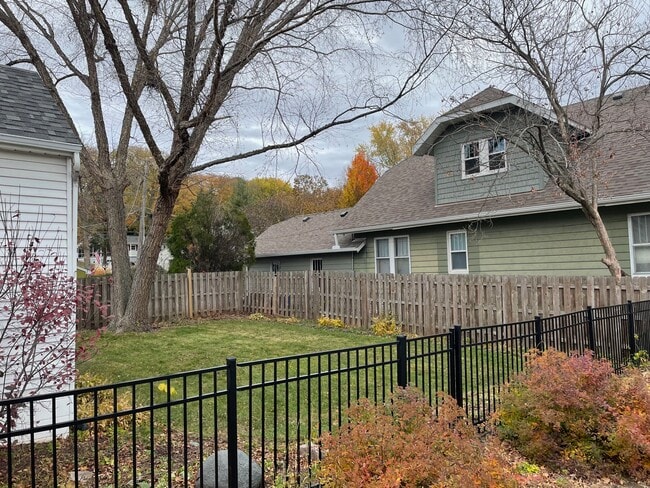 Side yard. - 826 Hall St