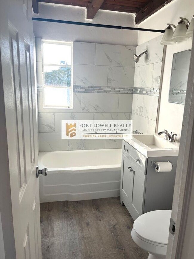 Building Photo - 1 bed 1 bath/washer/dryer/carport/Private Yard