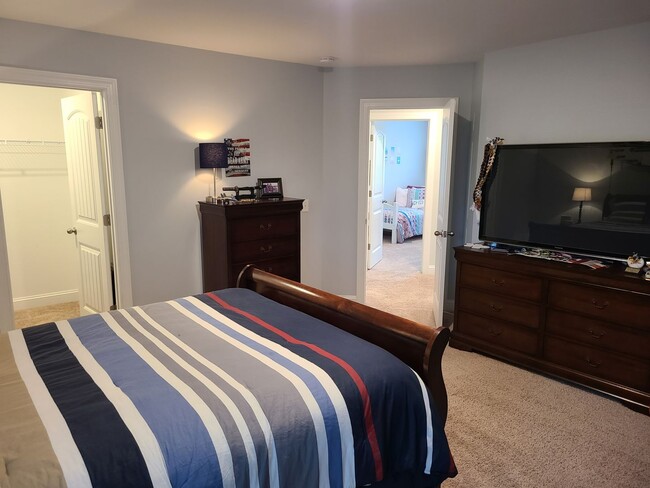 Building Photo - 4 Bed, 2.5 Bath located in Mimosa Bay Comm...