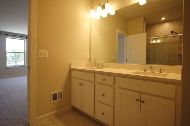 Building Photo - Well-located 2-bedroom
