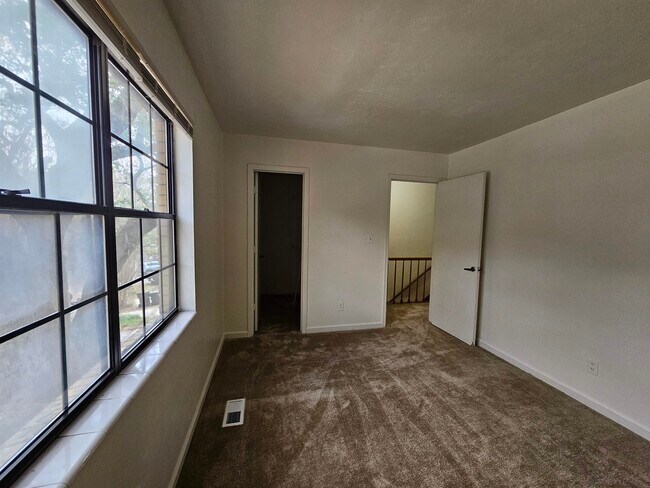 Building Photo - 1824 Larette Dr