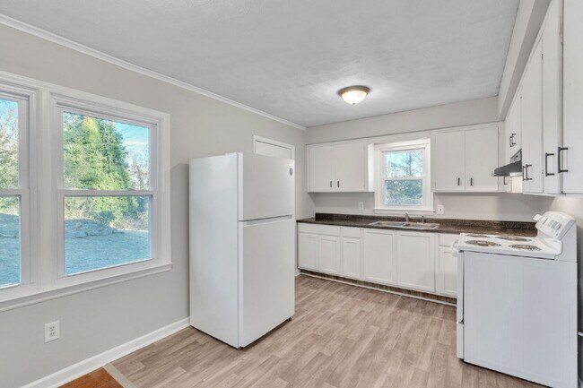 Building Photo - Freshly Updated 2BR / 1BA Single-Level Duplex $1350/mo rent***