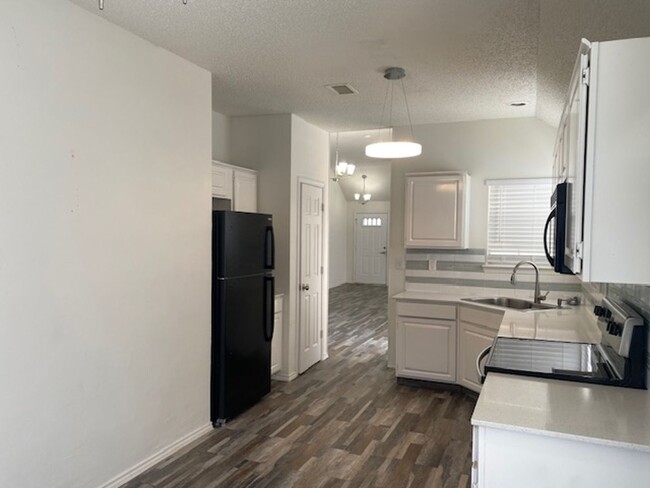 Building Photo - $500 OFF FIRST FULL MONTHS RENT WITH MOVE ...