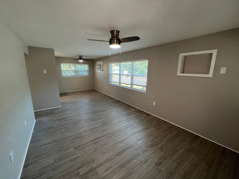 Building Photo - 1 Bed/1 Bath - Unit 4
