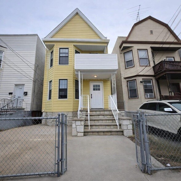 Building Photo - 144 Stevens Ave