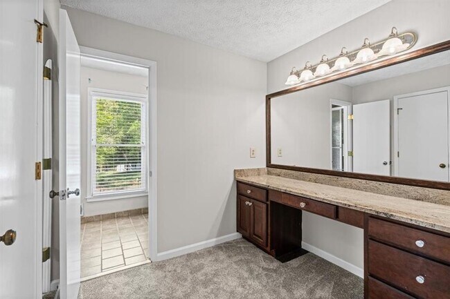 Building Photo - 2420 Castle Ln NE