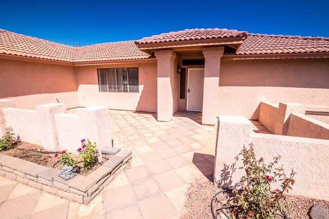 Building Photo - Large Home in Quiet Area, 3 Bedroom, 2 Bat...
