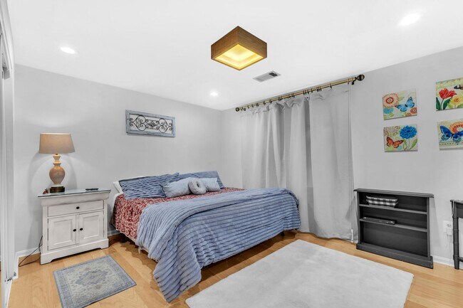 Building Photo - Beautifully Updated End-Unit Townhome in P...