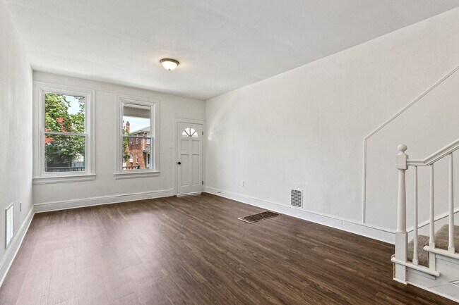 Building Photo - Spacious 5 Bedroom Home w/ Balcony, Porch & Yard Space!