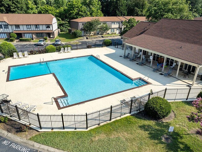 Building Photo - 1189 Ashborough Dr