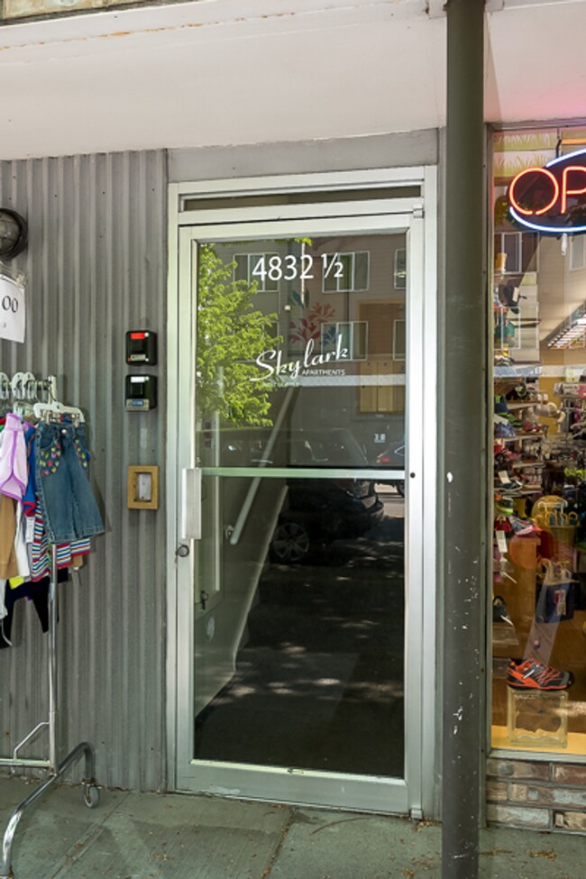 Building Photo - Skylark Apartments