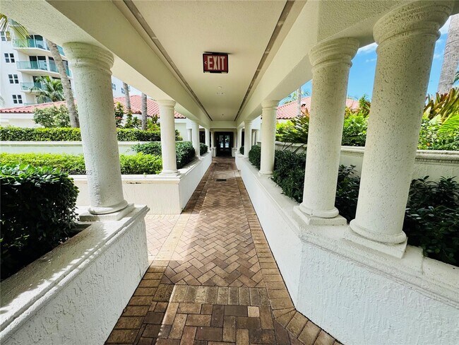 Building Photo - 20000 E Country Club Dr