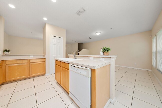 Building Photo - Town House 3 Bedroom and /2.5 Bathrooms. At Lee Vista area gated Community.