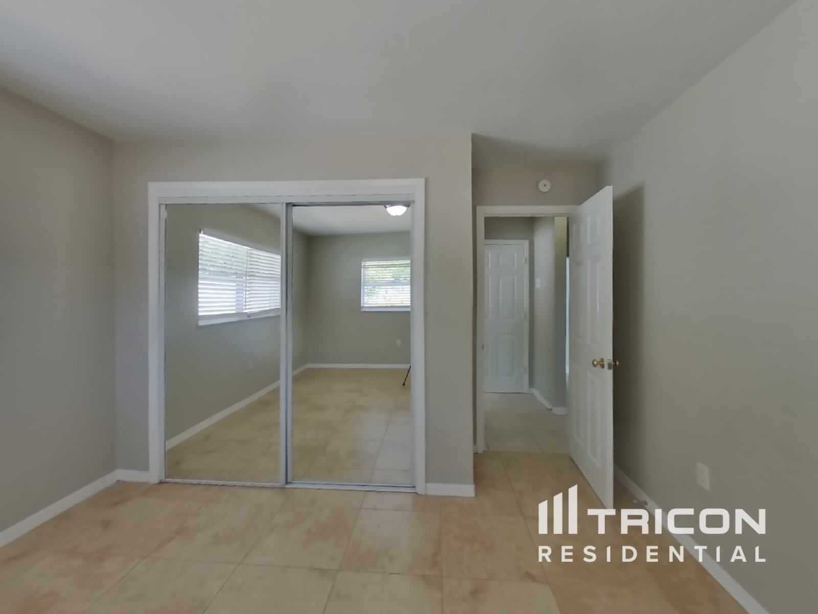 Building Photo - 1456 Lakeview Dr