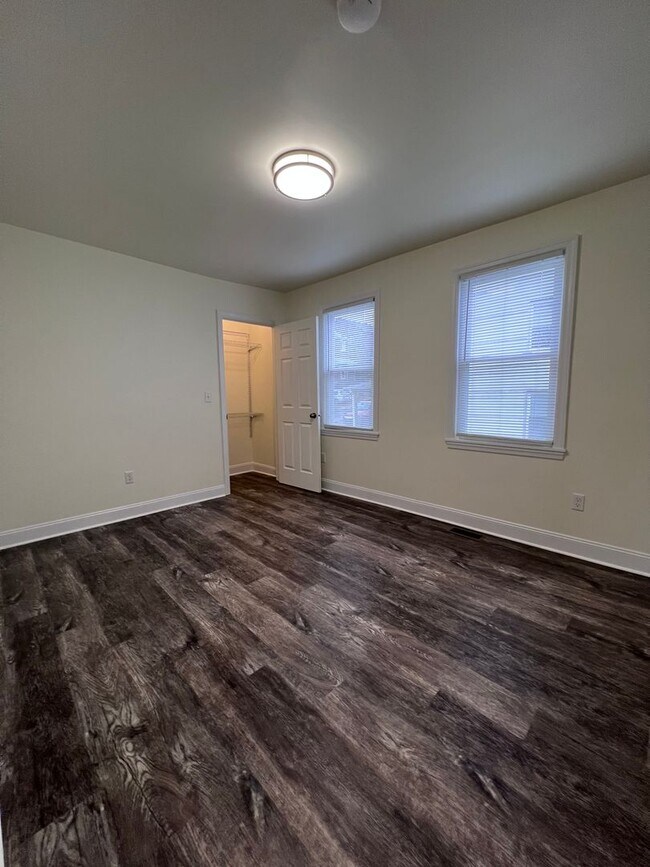 Building Photo - Updated 5BR 3bath house with off street parking!