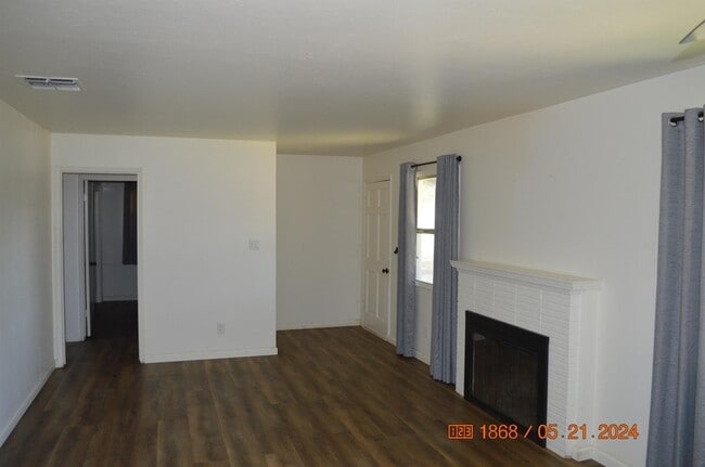 Building Photo - 930 S Rose St