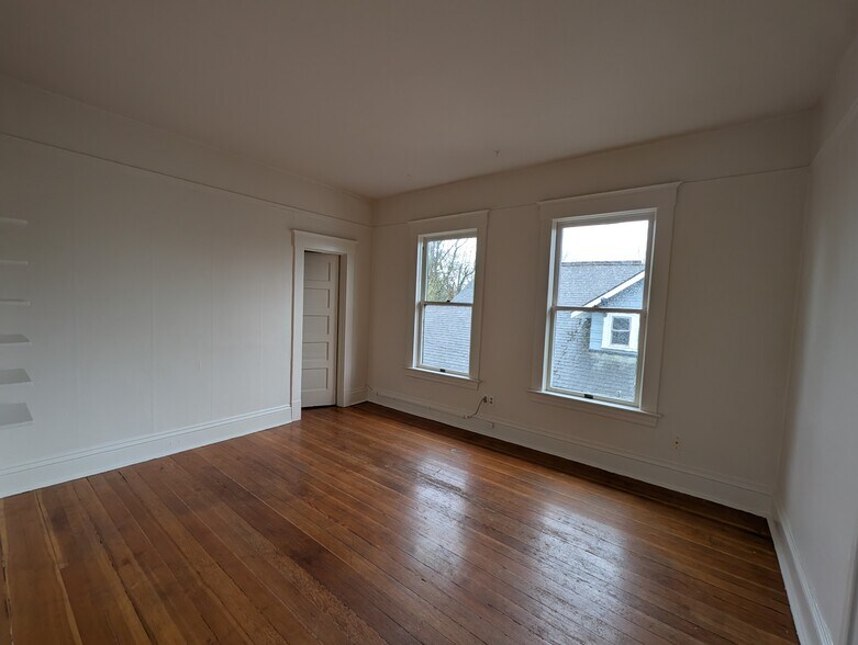 Building Photo - 715 SE 28th Ave