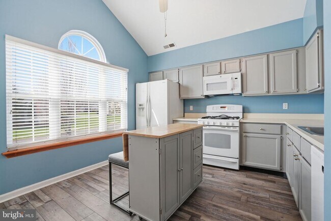 Building Photo - 496 Revere Dr