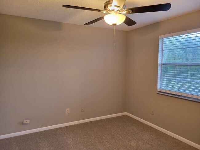 Building Photo - $1095 - 2/1.5 - Arlington - Super Cute - Great Location