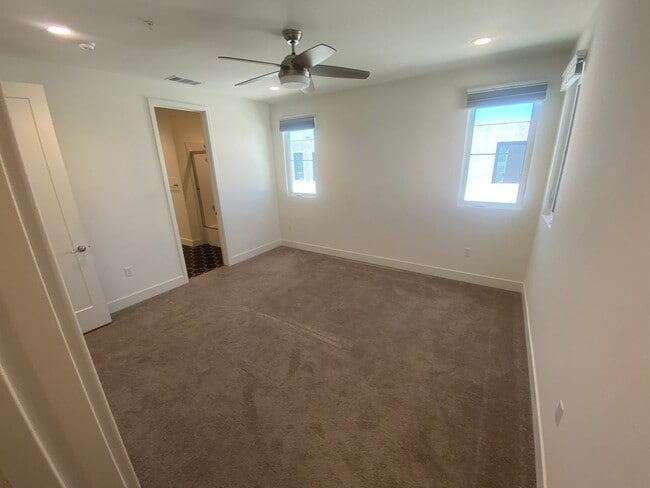 Building Photo - Modern Condo Living in the Heart of Alameda – Prime Location!