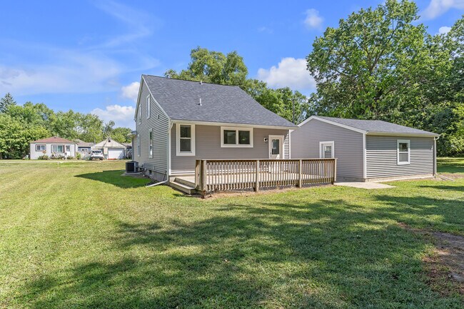 Building Photo - 9045 Hillcrest Dr
