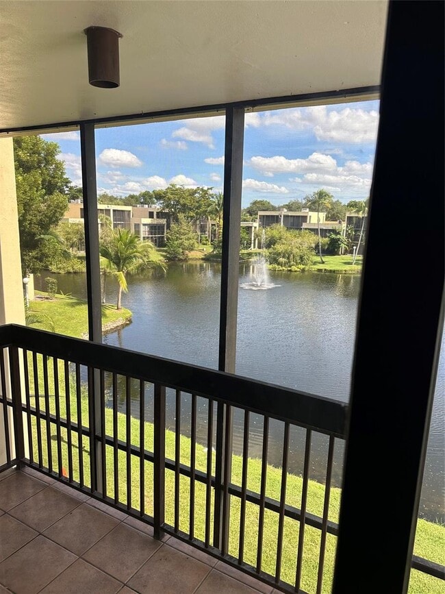 Building Photo - Modern Lakeview Townhouse Near Nova and Br...