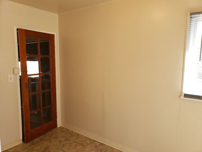Building Photo - Central Sparks 2 Bedroom Home 