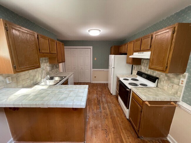Building Photo - Light & Airy Townhome in Downing Creek, wo...