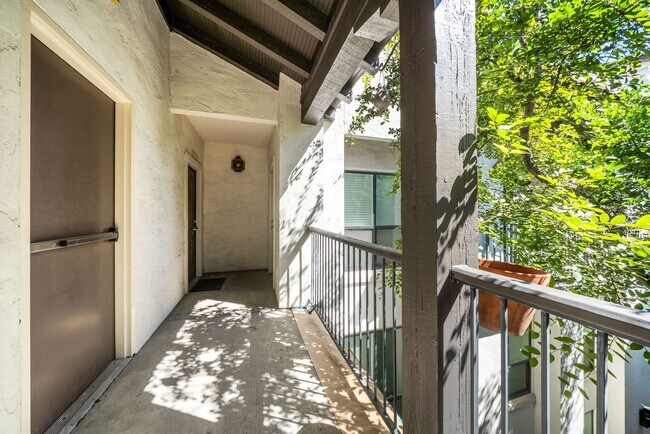 Building Photo - Downtown Luxury Condo with Rooftop Views -...