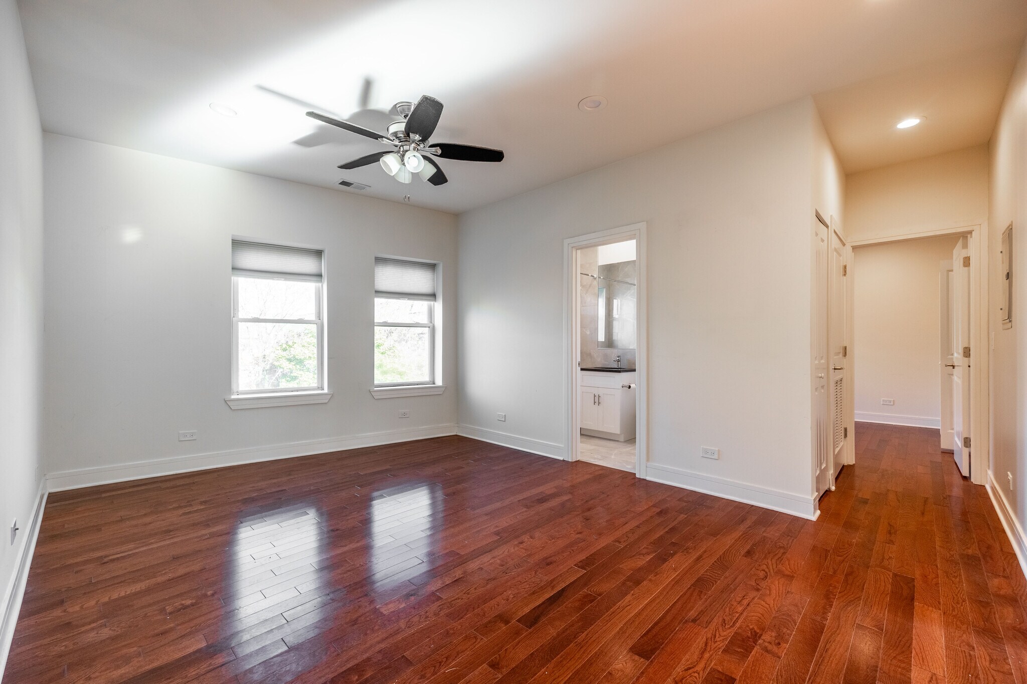 Building Photo - 1159 W Lunt Ave