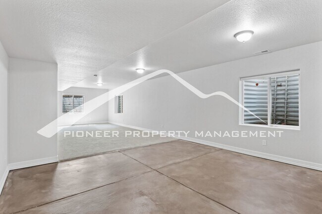 Building Photo - Low-Maintenance Living in Desirable West S...