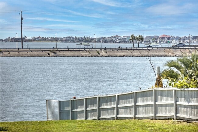 Building Photo - 1618 Bayou Shore Dr