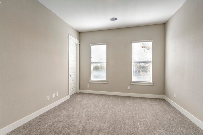 Building Photo - 1304 W 23rd St