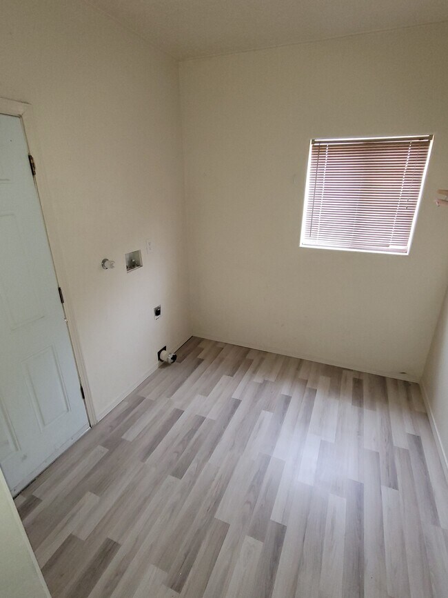 Laundry Room - 5321 Indian School Rd NE