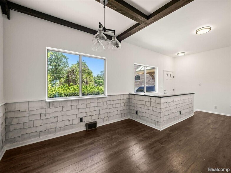 Building Photo - 1294 E Lake Dr