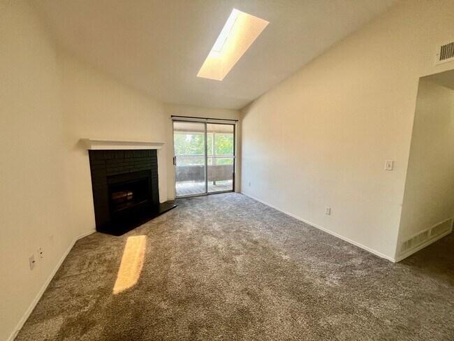 Building Photo - ** Move in Special ** 2 Bed 1 Bath Washer/...