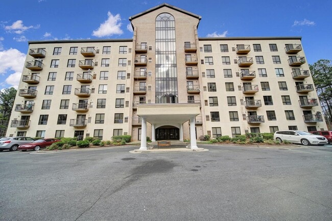 Building Photo - Lovely Two Bed Two Full Bath Condo in Fort...
