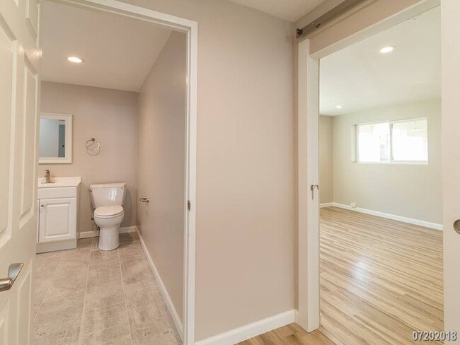 Building Photo - Moanalua Gardens 2BR/1.5Ba w/ 2 Parking