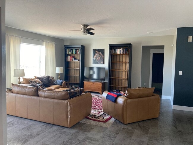 Building Photo - 1 bedroom, shared bathroom, kitchen, livin...