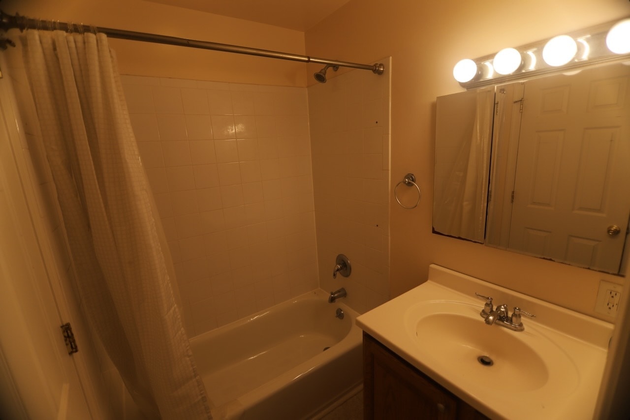 Full Bath - 309 E 6th Ave