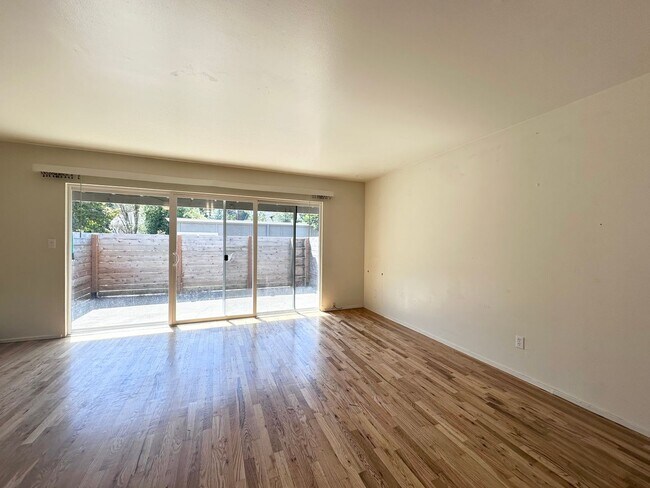 Building Photo - 2 Bed 1 Bath with Back Patio in Montavilla!