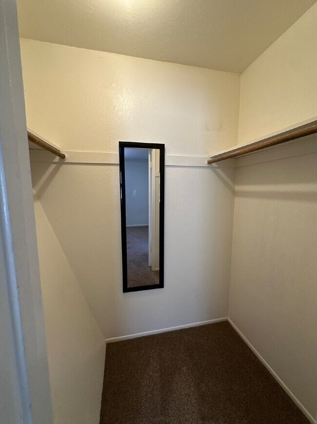 Building Photo - Move-In Ready - 1 BR, 1 BA Unit Utilities Included, $1,950