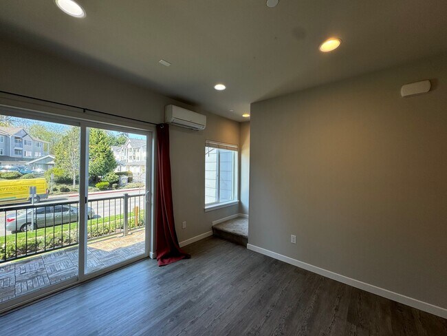 Building Photo - 3B/3B cozy townhome
