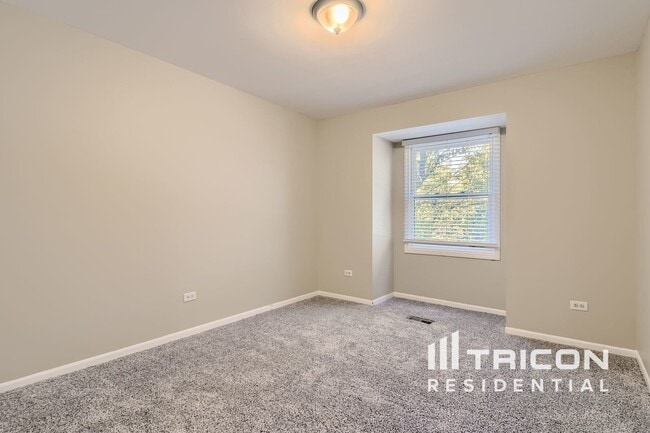 Building Photo - 1414 Lakewood Dr