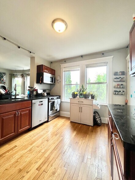 Building Photo - 4464 Washington St