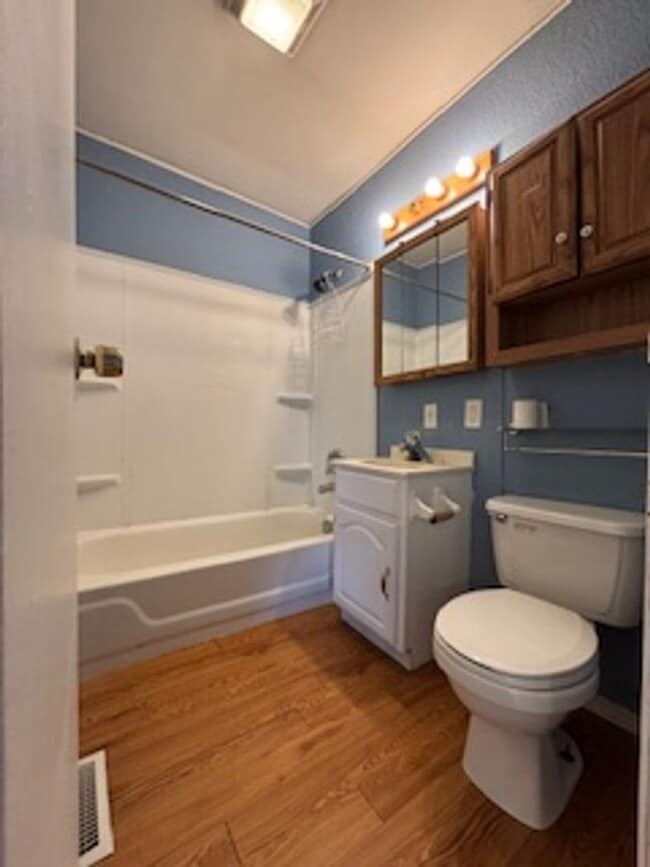 Building Photo - 3 bedroom, 1 bathroom Triplex: Martinsville