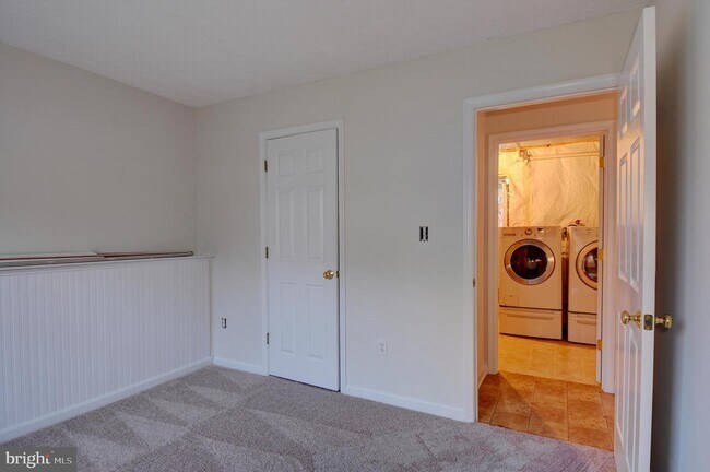 Building Photo - 121 Deer Hill Ct